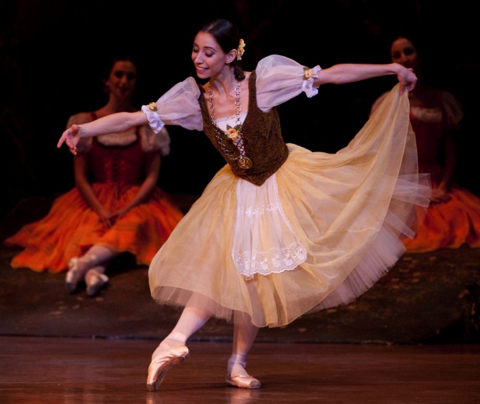 Érica Cornejo y Carlos Molina protagonizan “Giselle” en el Teatro Lírico del Centro del Conocimiento de Posadas, Misiones.