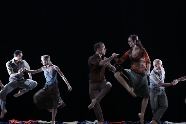 “Tributo al arte del fútbol”, obra de danza-teatro del coreógrafo noruego Jo Stromgen. Foto: Nancy Reyes.