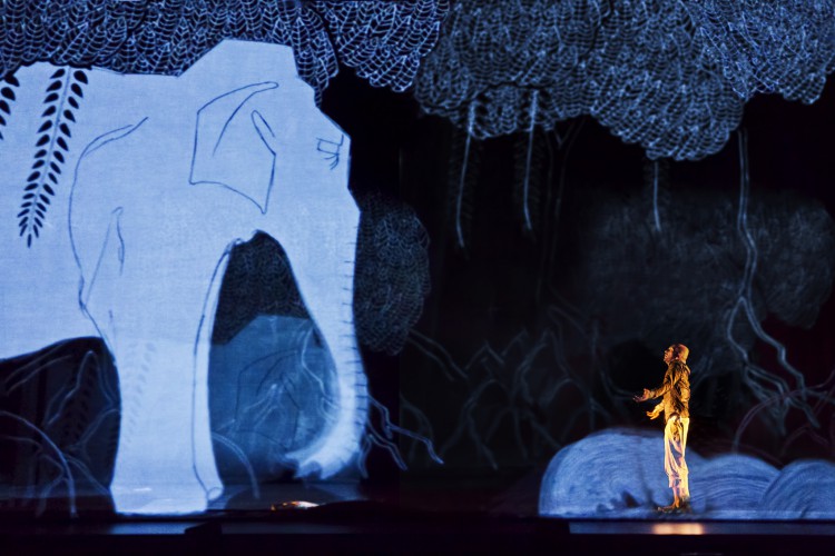 Akram Khan presenta "Desh", una obra de fusión entre danza contemporáea y kathak. Foto: Richard Haughton. Gentileza Teatro de la Ville.