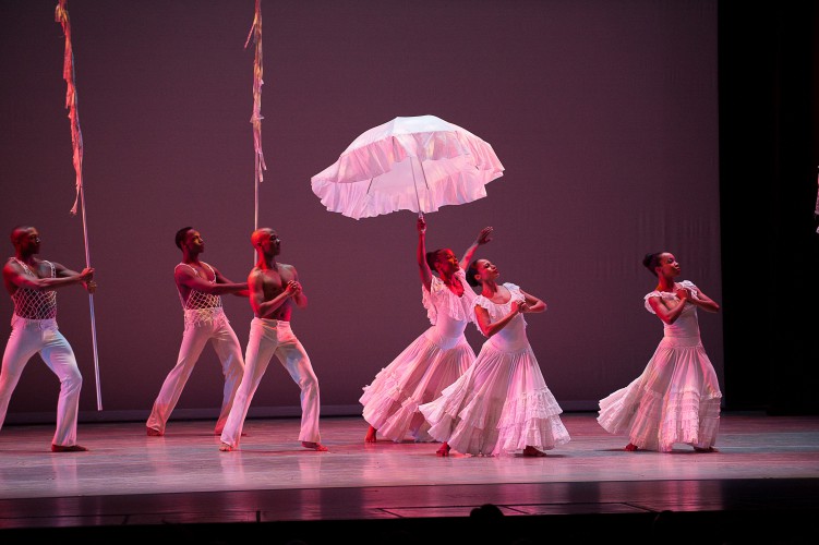 "Revelations", un clásico de la Alvin Ailey American Dance Theatre, que se presenta en el City Center de Nueva York. Foto: Paul Kolnik. Gentileza AAADT.