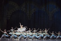 Ludmila Pagliero,del Ballet de la Ópera de París como Kitri en la Opera Bastille. Foto: Julien Benhamou. Gentileza BOP.