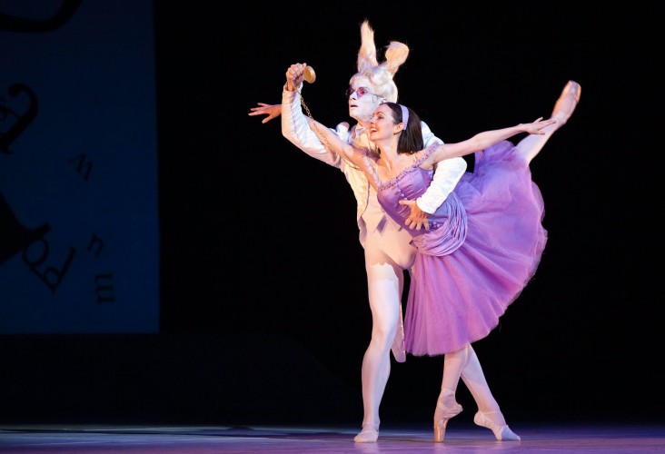 Aleksandar Antonijevic y Jillian Vanstone, del National Ballet of Canada, en "Alicia en el país de las maravillas". Foto: Cylla von Tiedemann. Gentileza JFKC.