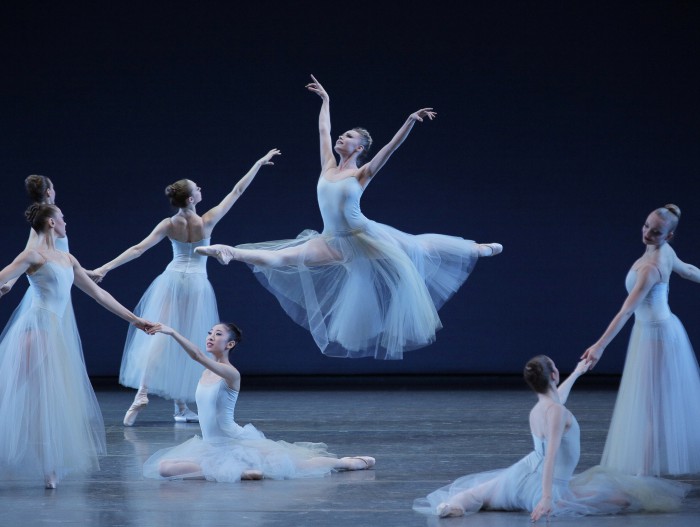 Sara Mearns (centro) en "Serenade", obra que integra la selección piezas creadas por George Balamchine de la temporada del NYCB. Foto: Paul Kolnik. Gentileza NYCB.