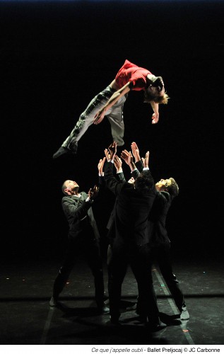 Seis bailarines narran la historia de “Ce que j’ appelle oubli”, de Preljocaj. Gentileza Teatro de la Ville.