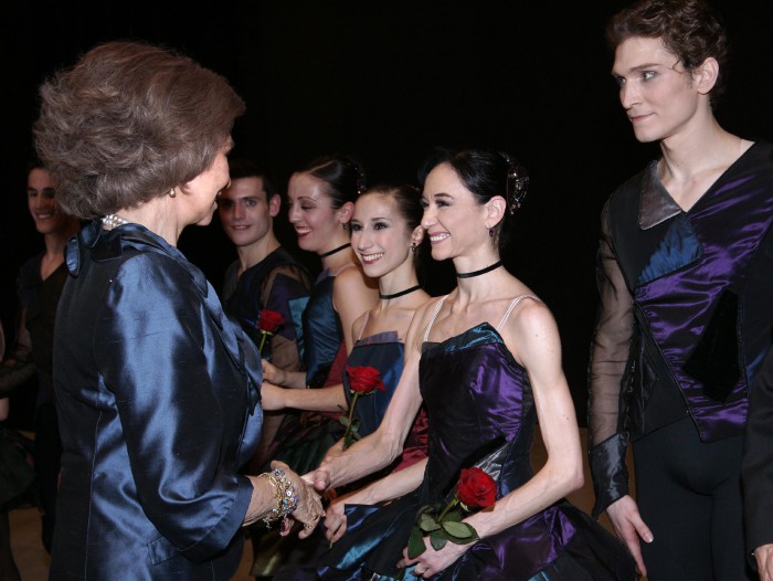La reina Sofía saluda a Lucía Lacarra y al resto del elenco de la CND tras la gala. Foto: Javier del Real/ Teatro Real