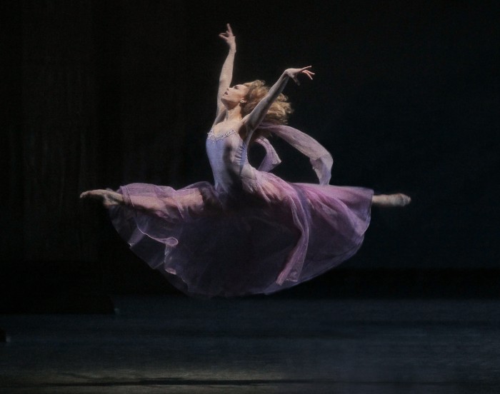 Sara Mearns, del NYCB, en "Tschaikovsky Suite No. 3", de George Balanchine. Foto: Paul Kolnik. Gentileza JFKC.