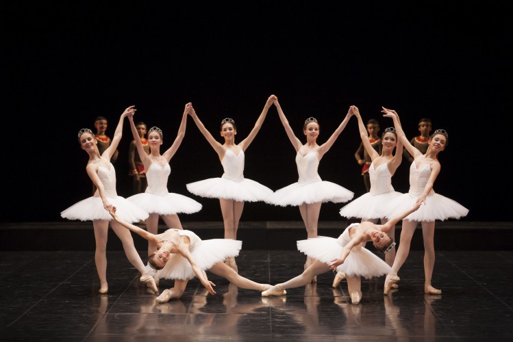 "La nuit de Walpurgis", de Claude Bessy sobre Léo Staats, por la Escuela de Danza de la Ópera de París. Foto: Sébastien Mathé. Gentileza ONP.