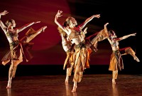 La Nai-Ni Chen Dance Company estrena “Whirlwind", obra de su fundadora, Nai-Ni Chen, en Nueva York. Foto: Joseph Wagner. Gentileza NNCDC.