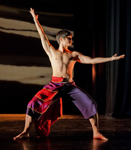 Dieciséis bailarines exploran una dinámica basada en el ritmo de la respiración y los movimientos espiralados. Foto: Joseph Wagner. Gentileza NNCDC.