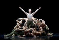 Mathias Heymann y bailarines del Ballet de la Ópera de París en la obra de John Neumeier. Foto:  Laurent Philippe/Opera National de Paris.