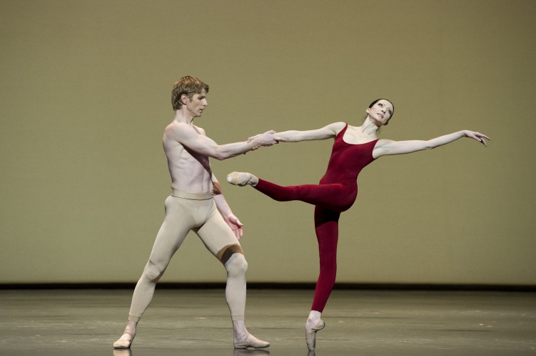 Karl Paquette e Isabelle Ciaravola del Ballet de la Ópera de París en “Tercera Sinfonía de Gustav Mahler”. Foto: Laurent Philippe/Opera National de Paris.