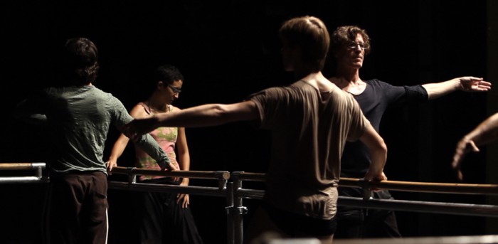 Un film sobre Nacho Duato (der.) y la CND que propone una mirada íntima hacia la trayectoria del coreógrafo español. Foto gentileza Alejandro Muñoz.