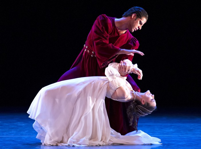 Julie Kent y Marcelo Gomes del ABT en "La pavana del moro", se presenta en el Kennedy Center de DC. Foto: Gene Schiavone. Gentileza JFKC.