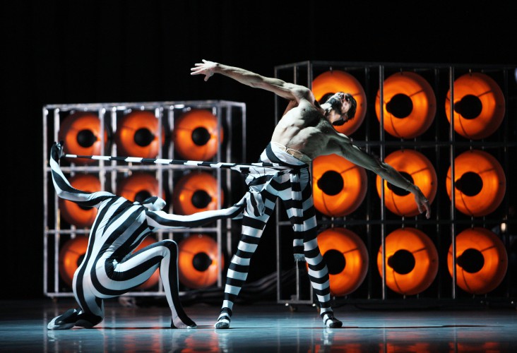 La Sala de los Príncipes del Grimaldi Forum acogió el estreno mundial de "Choré", con coreografía de Jean-Christophe Maillot e interpretada por los Ballets de Monte-Carlo. Foto:Hans Gerritsen.