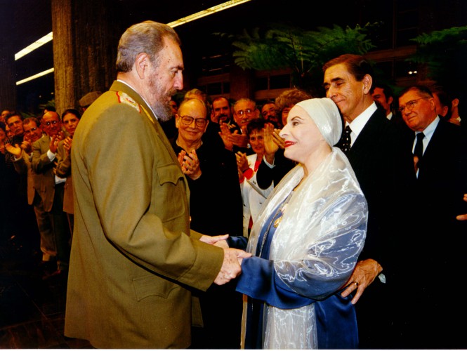 Alicia Alonso, su esposo, Pedro Simón, y Fidel Castro, durante una de las ediciones del Festival Internacional de Ballet de La Habana. Foto: BNC. Archivo.