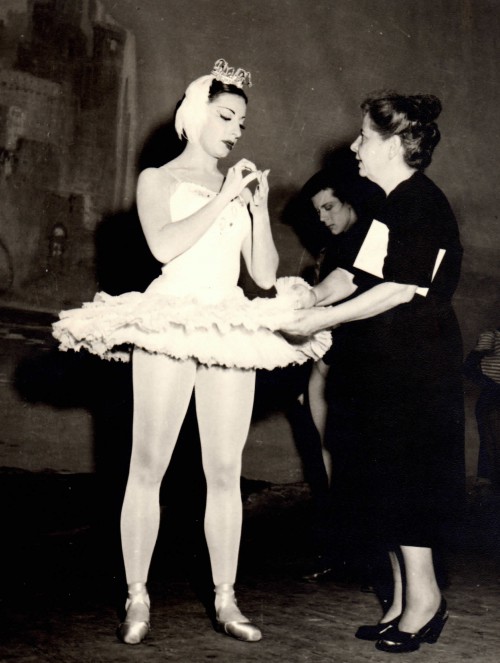 Alicia Alonso y Ernestina Hoyo, madre de Alicia, en Cuba. Foto: Archivo personal de Célida P. Villalón.