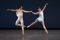 El estreno de la temporada, “A Place for Us”, un Pas de Deux a cargo de Tiler Peck y Robert Fairchild, obra de Christopher Wheeldon. Foto: Paul Kolnik. Gentileza NYCB.