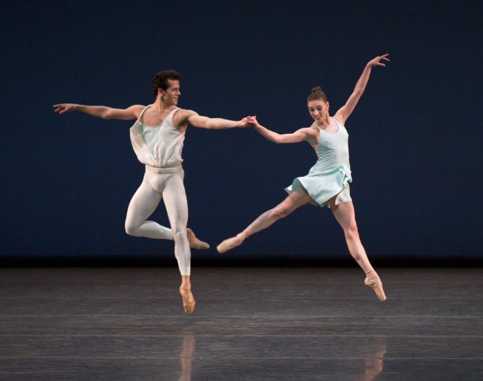 El estreno de la temporada, “A Place for Us”, un Pas de Deux a cargo de Tiler Peck y Robert Fairchild, obra de Christopher Wheeldon. Foto: Paul Kolnik. Gentileza NYCB.