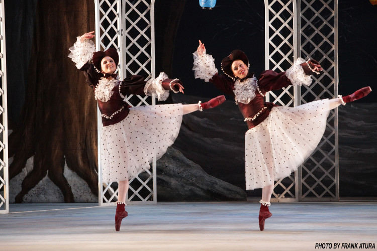 The Sarasota Ballet se presenta en Ballet Across America con "Les Patineurs", de Sir Frederick Ashton. Foto: Frank Atura. Gentileza JFKC.