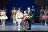 Alicia Alonso durante la celebración de sus 90 en el Metropolitan Opera House de Nueva York, con José Manuel Carreño (izq.) y Kevin McKenzie (der.), del American Ballet Theater. Foto gentileza ABT. Archivo.