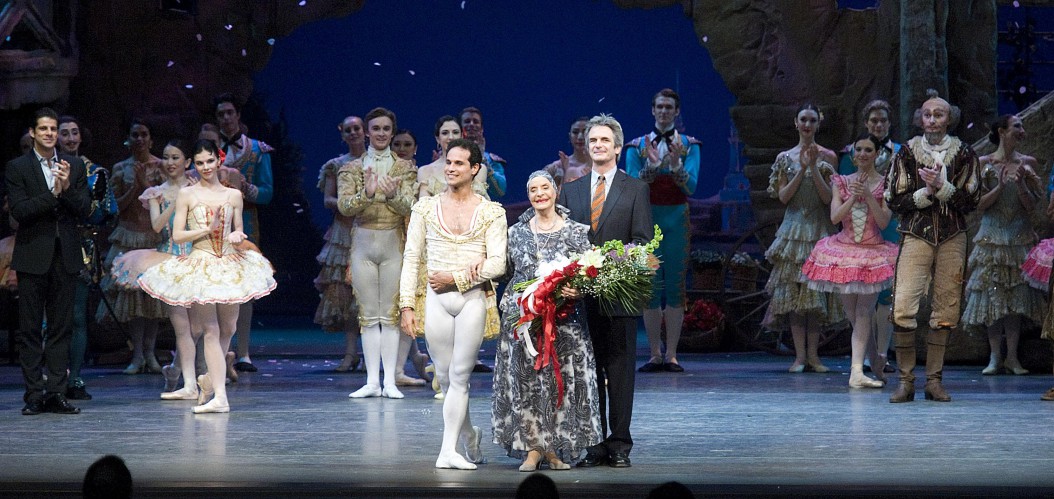 Alicia Alonso durante la celebración de sus 90 en el Metropolitan Opera House de Nueva York, con José Manuel Carreño (izq.) y Kevin McKenzie (der.), del American Ballet Theater. Foto gentileza ABT. Archivo.