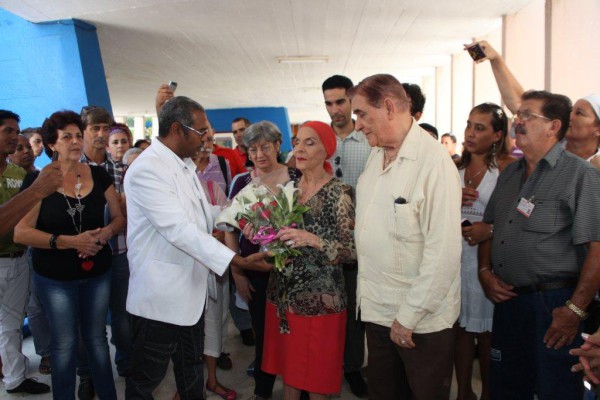 El martes 11 de junio al mediodía, en La Habana, Cuba, Alicia Alonso, junto a su marido, Pedro Simón, director del Museo de la Danza de La Habana, y miembros del Ballet Nacional de Cuba, se reunieron en la heladería Coppelia, la Catedral del Helado, con el objeto de inaugurar el salón “Las cuatro joyas”. La diva de la danza cubana cortó la cinta inaugural del espacio que hace honor a cuatro de las mejores bailarinas cubanas:  Loipa Araújo, Aurora Bosch, Josefina Méndez y Mirta Plá. Foto: Nancy Reyes. Gentileza NR.