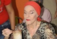 Ubicada en el barrio del Vedado, de La Habana, Cuba, en la Avenida 23 y la Calle L, la heladería Coppelia tiene 20 mesas y comercializa el helado en lo que los cubanos llaman moneda dura o “CUC”. La Prima Ballerina Assoluta, tomó el famoso Vaca Negra, hecho con helado de chocolate y refresco con gas. Su preferido. Foto: nancy reyes. Gentileza NR.