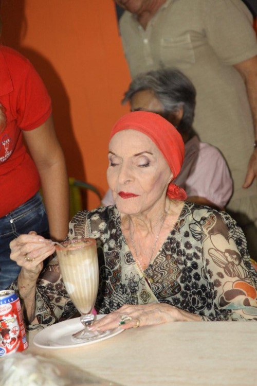 Ubicada en el barrio del Vedado, de La Habana, Cuba, en la Avenida 23 y la Calle L, la heladería Coppelia tiene 20 mesas y comercializa el helado en lo que los cubanos llaman moneda dura o “CUC”. La Prima Ballerina Assoluta, tomó el famoso Vaca Negra, hecho con helado de chocolate y refresco con gas. Su preferido. Foto: nancy reyes. Gentileza NR.