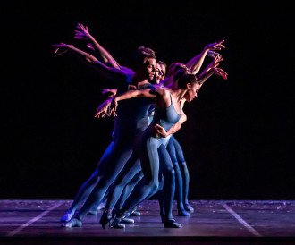 Ballet Austin interpretó “Hush”, obra creada por Stephen Mills sobre “Tirol Concerto” de Philip Glass. Foto: Tony Spielberg. Gentileza de JFKC.