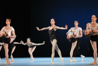 La bailarina Amy Aldridge (ctro.) y el Pennsylvania Ballet en "The Four Temperaments", de George Balanchine. Foto: Linda Spillet. Gentileza JFKC y The George Balanchine Trust.