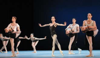 La bailarina Amy Aldridge (ctro.) y el Pennsylvania Ballet en "The Four Temperaments", de George Balanchine. Foto: Linda Spillet. Gentileza JFKC y The George Balanchine Trust.