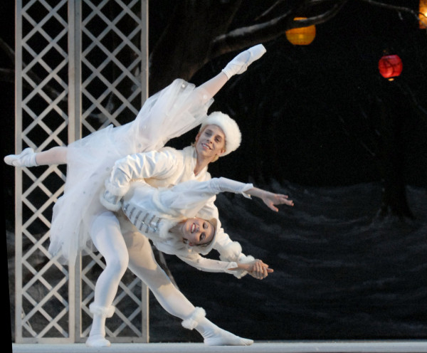 Danielle Brown y Ricardo Graziano, interpretaron el rol de la Pareja Blanca en "Les Patineurs", de Sir Frederick Ashton en Ballet Across America III. Foto: Linda Spillet. Gentileza JFKC. 