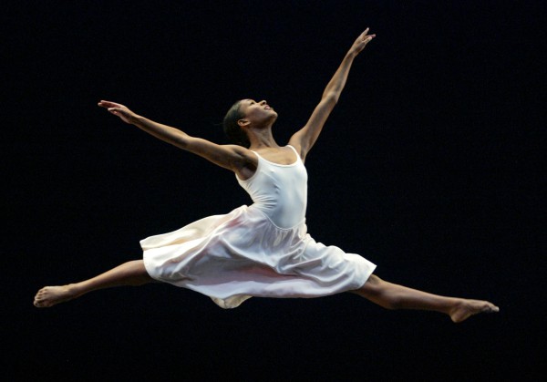 Kristen Foote, de Limón Dance Company, en "Mazurkas", de José Limón. Foto gentileza LDC.