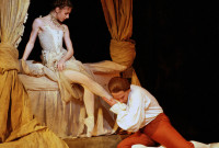 Con el Royal Ballet de Londres, Alina Cojocaru y Christopher Saunders bailan "Manon". Foto: Bill Cooper. Archivo.