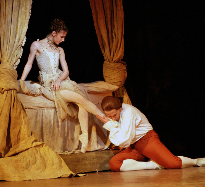 Con el Royal Ballet de Londres, Alina Cojocaru y Christopher Saunders bailan "Manon". Foto: Bill Cooper. Archivo.