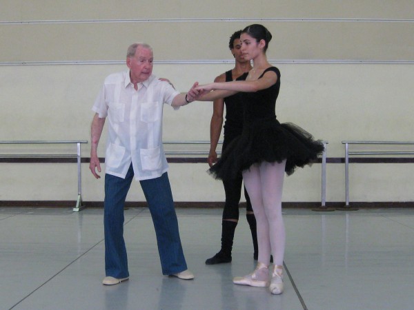 A los casi 99 años, el maestro Fernando Alonso  continúa dando clases de ballet. Foto gentileza flia. FA. 