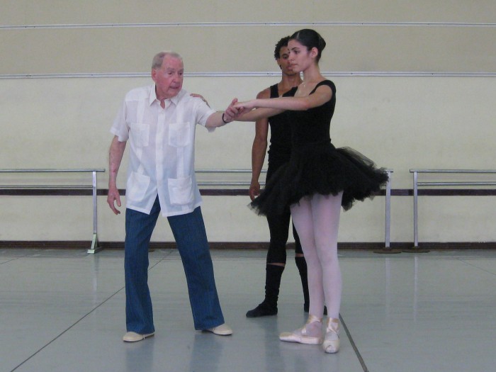 A los casi 99 años, el maestro Fernando Alonso  continúa dando clases de ballet. Foto gentileza flia. FA.