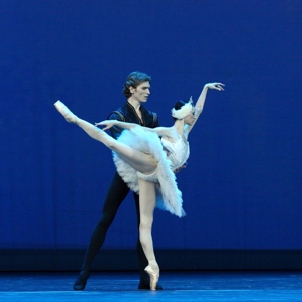 Lucía Lacarra y Marlon Dino, bailarines principales del Ballet de la Ópera de Munich interpretarán tres pas de deux en la 9na. edición "Los vascos y la danza". Foto: M. Logvinov. Gentileza Asociación Bilbao Ballet Elkartea.