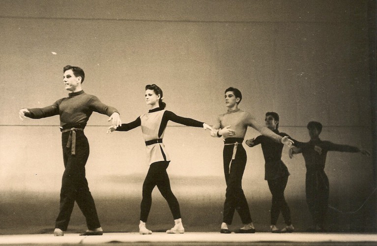 Fernando Alonso (izq), en Nueva York, en el ballet "Interplay", de Jerome Robbins. Foto archivo personal CPV.