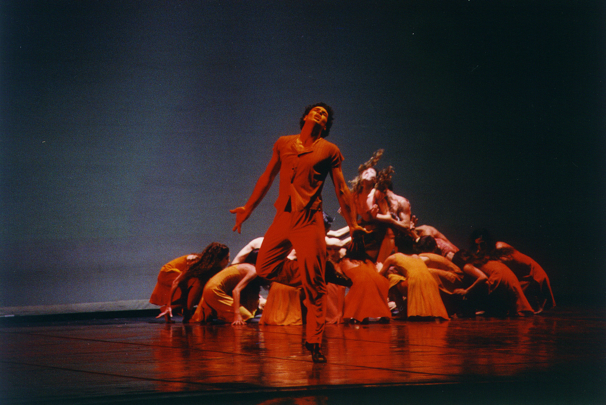 Iñaki Urlezaga, en "Bolero", se presenta con su Ballet Concierto en el Teatro Cervantes de Buenos Aires con entrada gratuita. Foto gentileza Teatro Cervantes.