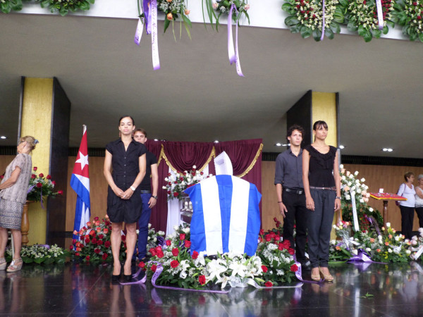 Bailarines del Ballet Nacional de Cuba y de la Escuela de ballet rindieron honores a Fernando Alonso en su funeral. Foto gentileza RM.