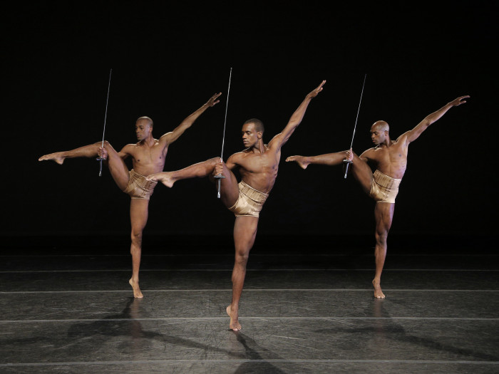 Para cerrar las fiestas navideñas, el Alvin Ailey American Dance Theatre sentará plaza en el City Center. Foto: Paul Kolnik. Gentileza AAADT.