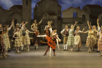 Marianela Nuñez y Carlos Acosta fueron los primeros en subir a escena con la nueva versión de "Don Quijote" de Acosta para el Royal Ballet de Londres. Foto: Johan Persson. Gentileza ROH.