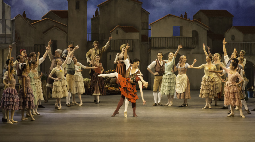 Marianela Nuñez y Carlos Acosta fueron los primeros en subir a escena con la nueva versión de "Don Quijote" de Acosta para el Royal Ballet de Londres. Foto: Johan Persson. Gentileza ROH.