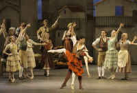 La argentina Marianela Nuñez y el cubano Carlos Acosta fueron los primeros en subir a escena con la nueva versión de “Don Quijote” de Acosta para el Royal Ballet de Londres. Foto: Johan Persson. Gentileza ROH.