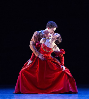 El ABT y Francisco Ruvalcaba de la compañía José Limón, bailaron "La Pavana del Moro", del coreógrafo mexicano. Foto gentileza FFD.