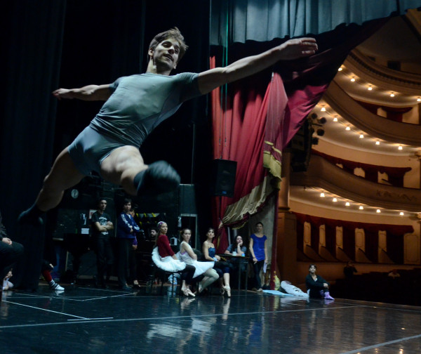 El al Ballet del Sur estrena “Don Quijote”, con el primer bailarín del Ballet Municipal de Río de Janeiro, Denis Vieira. Foto: Raul Lazaro. Gentileza BdS. 