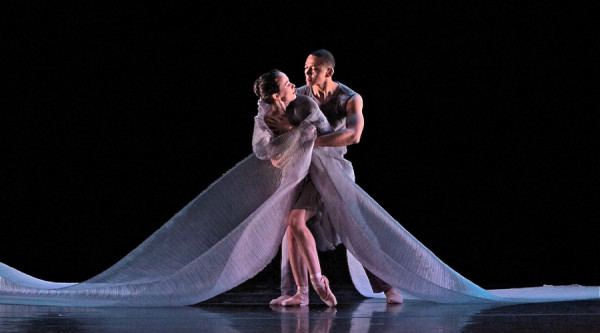 Jessica Lang Dance en "Among the Stars", en el Cullen Theater de Houston, Texas. Foto: Todd Burnsed. Gentileza JLD. 