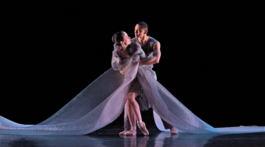 Jessica Lang Dance en "Among the Stars", en el Cullen Theatre de Houston, Texas. Foto: Todd Burnsed. Gentileza JLD.