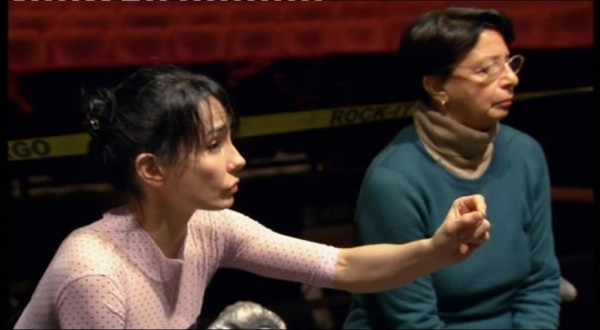 Tamara Rojo (izq.) y Loipa Araújo durante un ensayo del ENB. Foto gentileza del Museo de la Danza de Cuba.